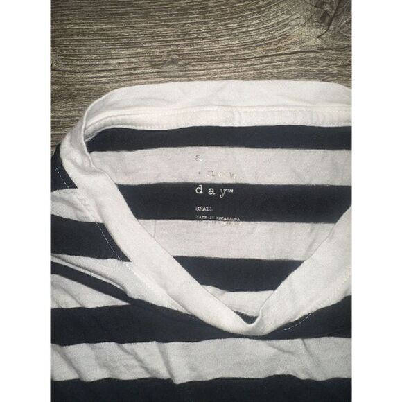 A New Day  Long Sleeve Cropped T-Shirt Size Small. Black/White Stripped. NWOT. U - Picture 3 of 4